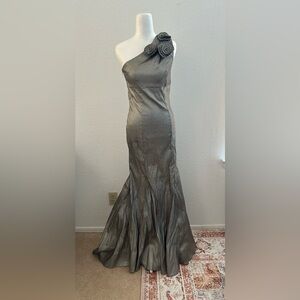Va Va Voom One-Shoulder Gown for Weddings size S